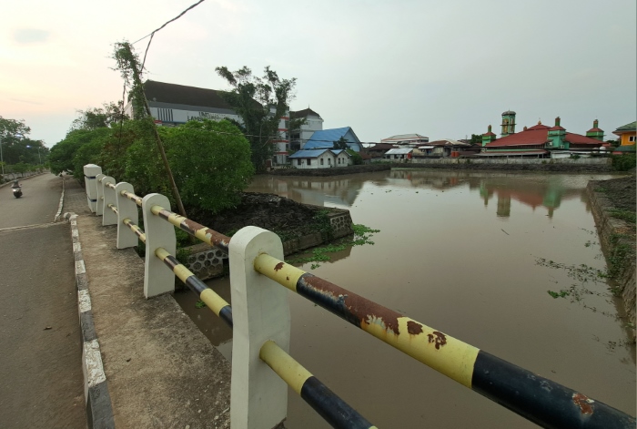 GALIAN EMBUNG: Proyek embung di dekat gedung pascasarjana ULM di Jalan Hasan Basry, Banjarmasin Utara, dipotret Rabu (1/11).