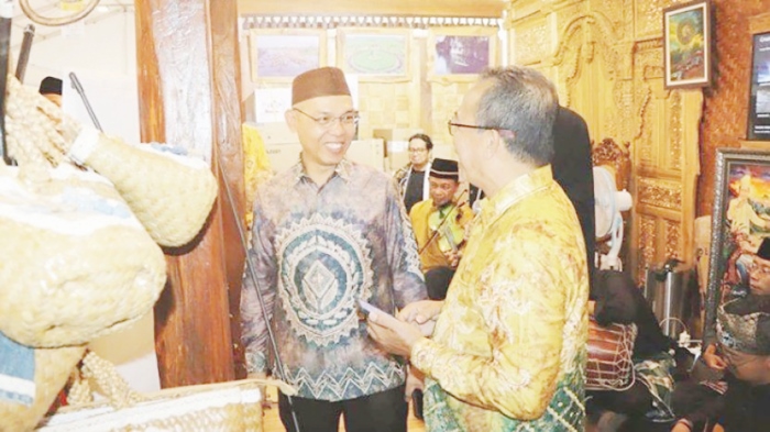 TELADAN: Sekda Tapin Sufiansyah mulai sering tampil dengan mengenakan kupiah jangang.