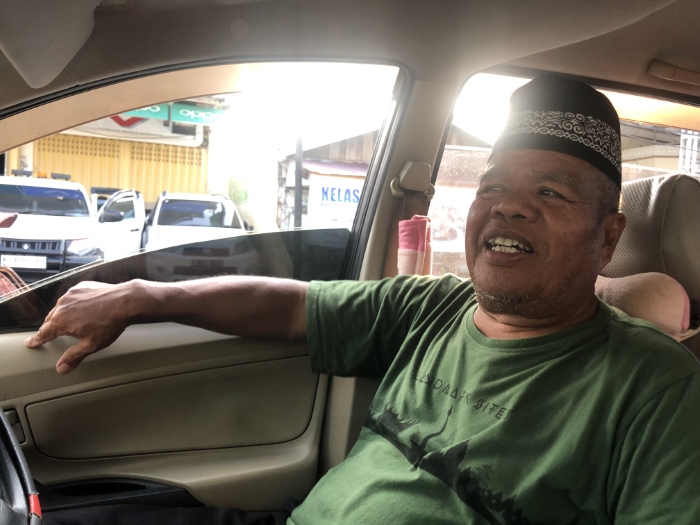 BERCERITA: H Muhyar Budayawan Kotabaru saat bercerita tentang Saranjana yang erat kaitannya dengan Kerajaan Halimun.