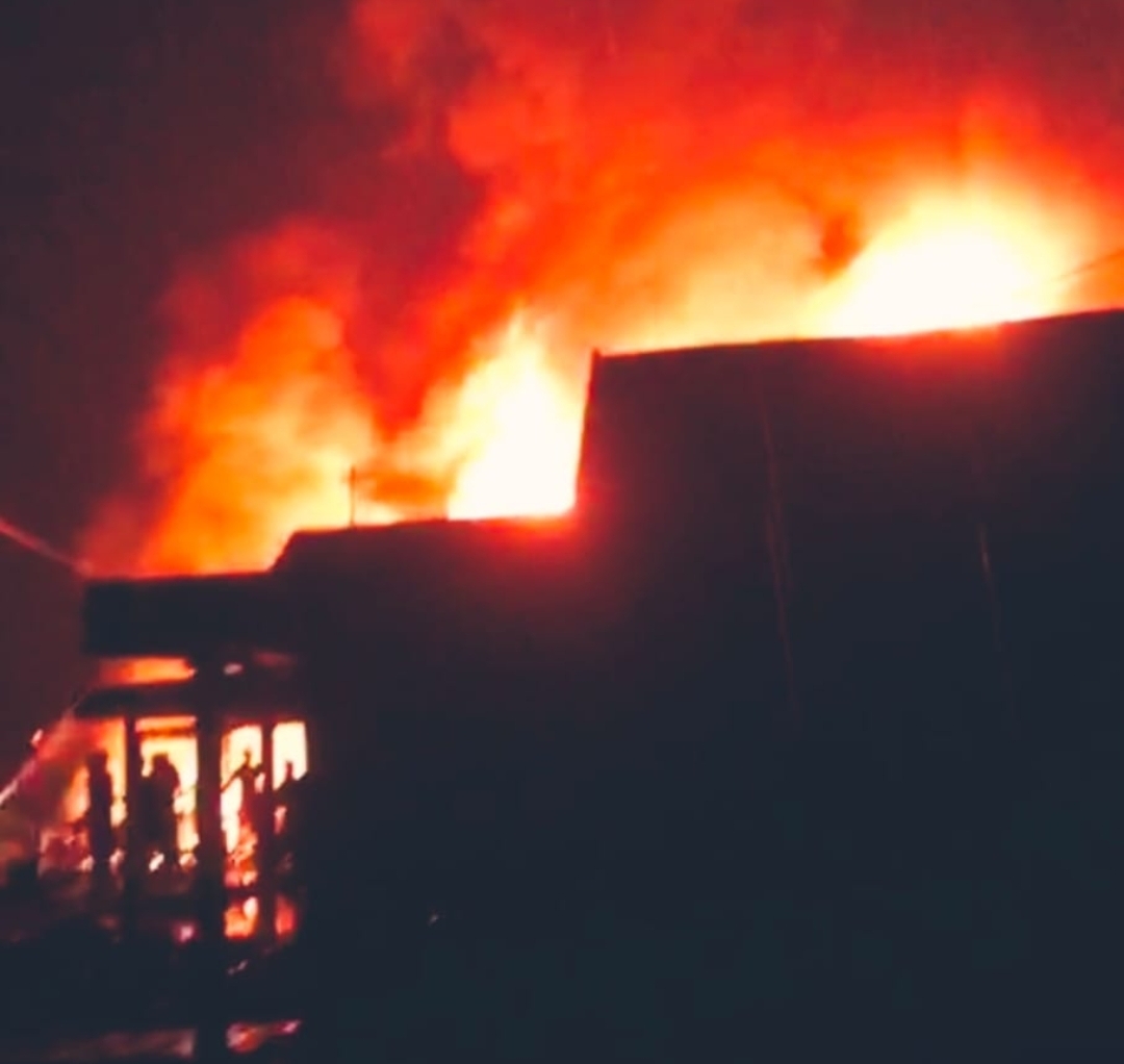 MUSIBAH: Kebakaran terjadi di Desa Pandamaan, Kabupaten Hulu Sungai Utara (HSU), Kamis (2/11) malam. (Foto: Akbar/Radar Banjarmasin)