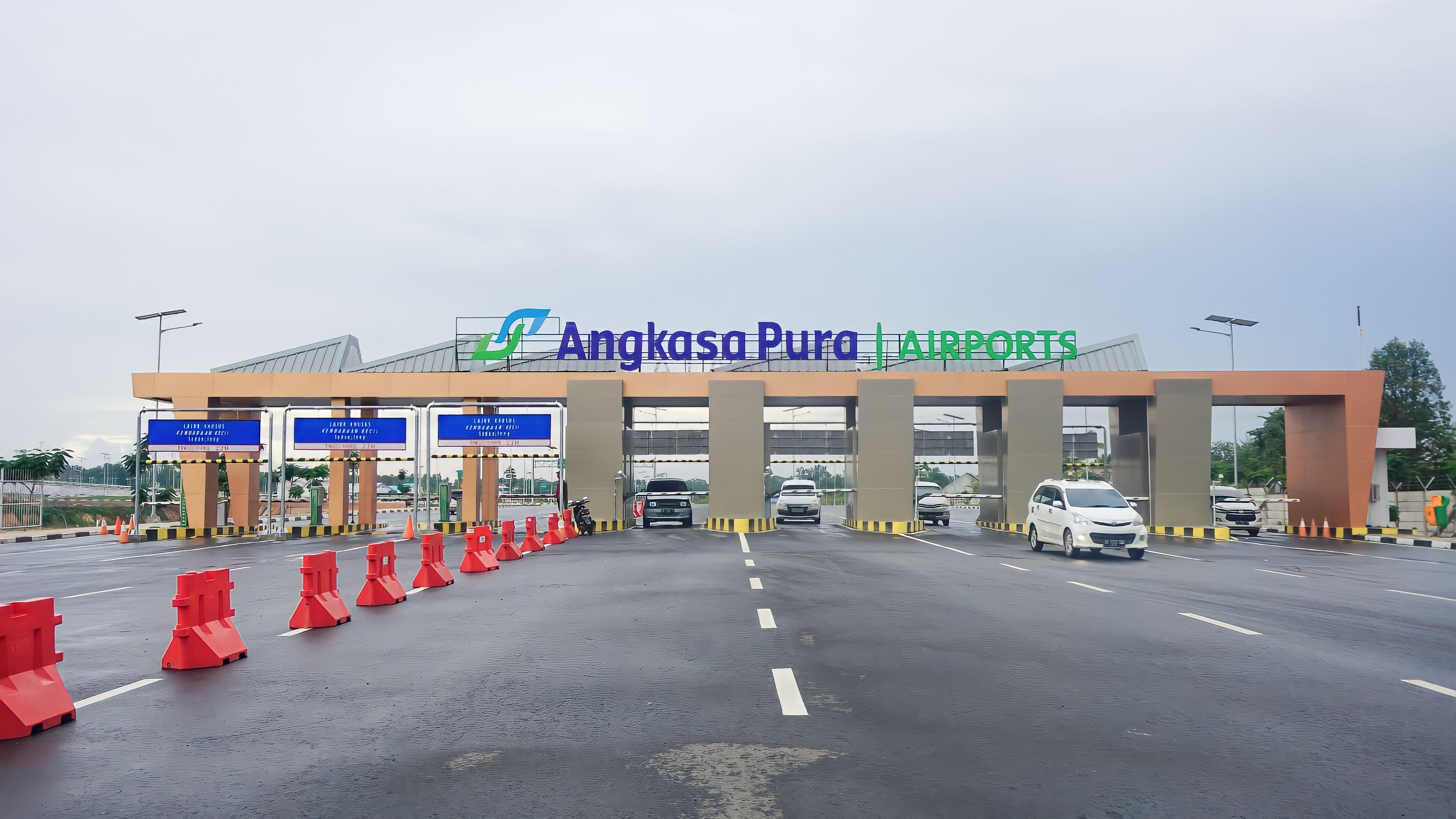 &nbsp;NON TUNAI: Per 15 November 2023, Parkir Bandara Internasional Syamsudin Noor akan mulai menerapkan skema pembayaran non tunai atau cashless.