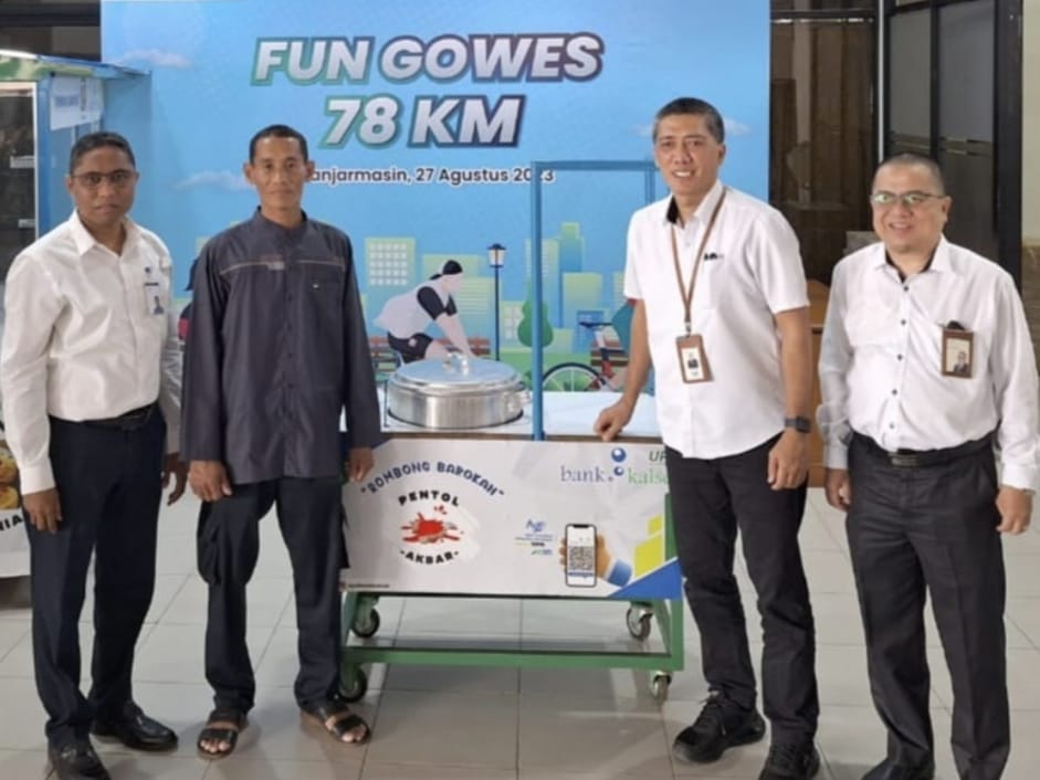 BANTUAN: Direktur Utama Bank Kalsel Fachrudin saat menyerahkan rombong Barokah kepada Achmad Kusasi