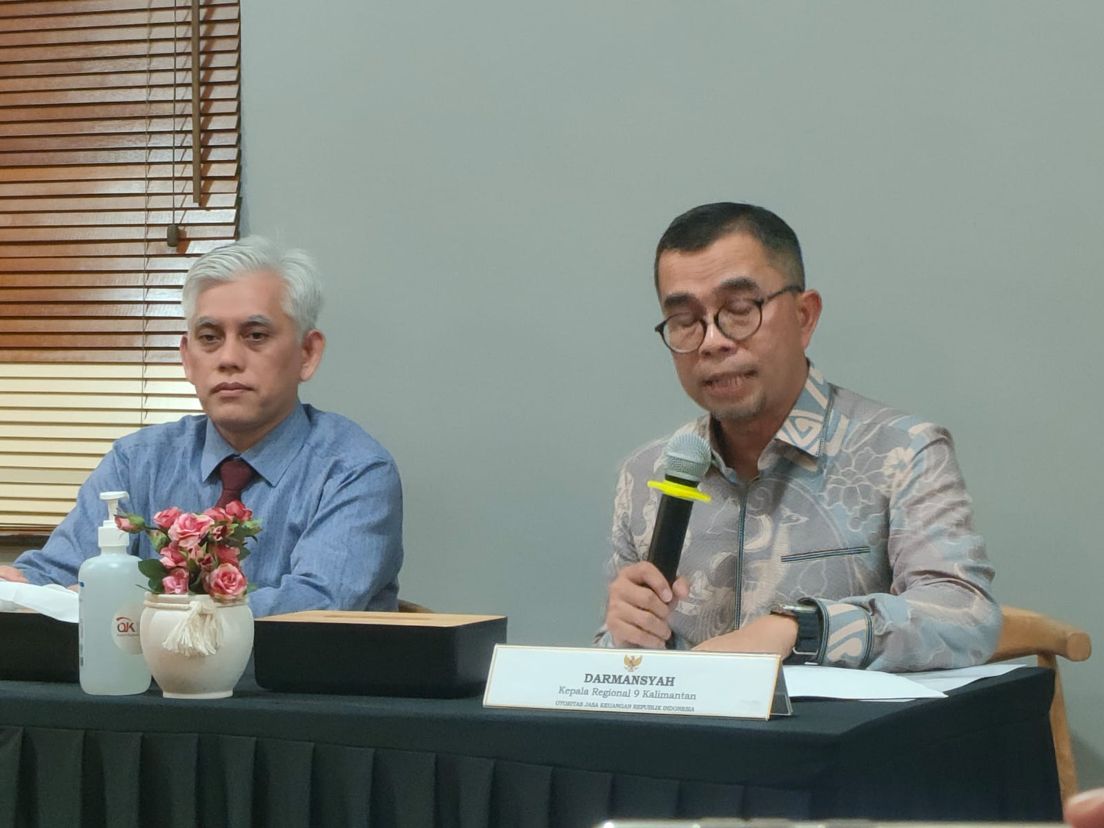LAYANAN: Kepala OJK Regional 9 Kalimantan Darmansyah pada temu media di kantor OJK