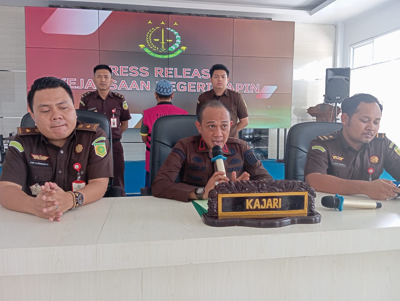 Kepala Kejari Tapin Adi Fakhrudin menggelar konferensi pers perkembangan kasus korupsi dana BOS, Selasa (7/11).