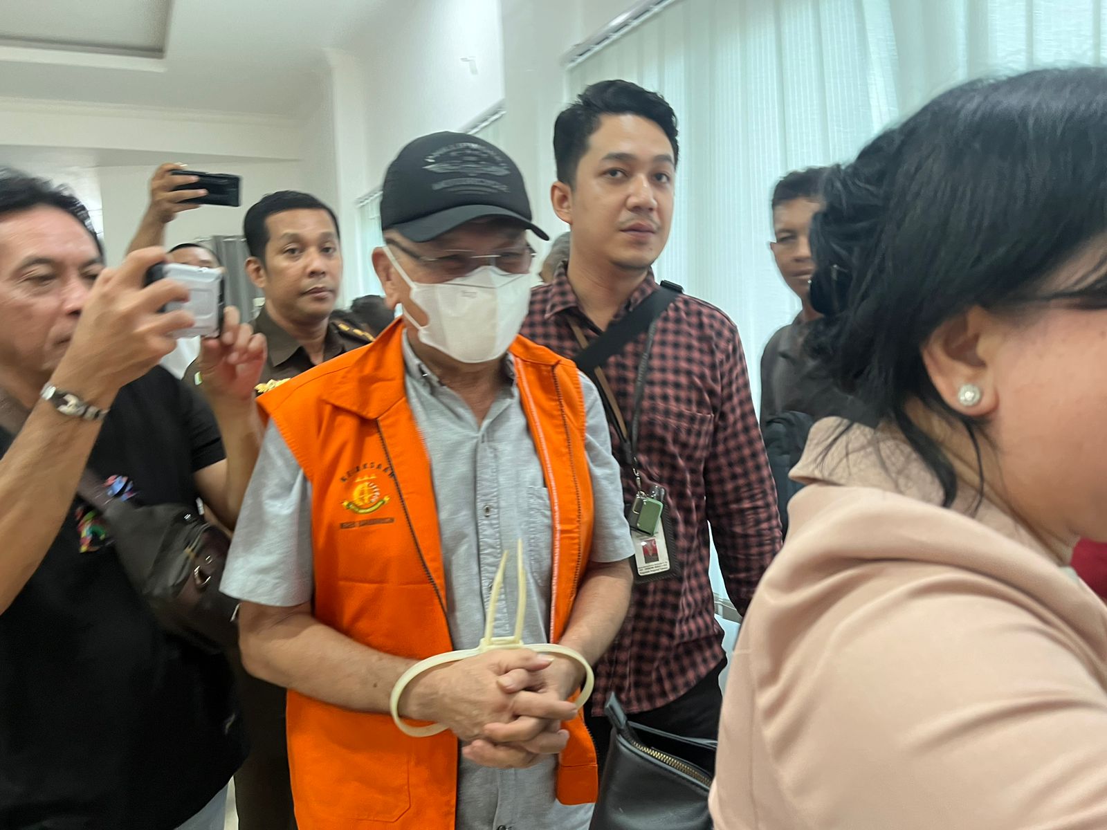 DISERAHKAN: Lian Silas dibawa dari tahanan Mabes Polri ke Banjarmasin untuk diserahkan ke Kejari Banjarmasin, Rabu (8/11). Ia disangka pasal berlapis atas dugaan TPPU narkotika.