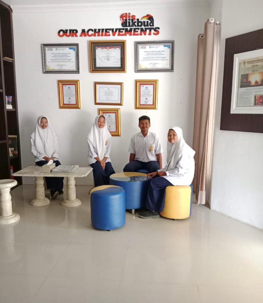 PENDAMPINGAN: Siswa SMPN 6 HST meminta pendampingan psikologis unit PPPA Dinas Sosial (Dinsos) Kabupaten HST setelah gagal juara Festemo 2023, Selasa (7/11).(foto:Febridha Pebri for Radar Banjarmasin)