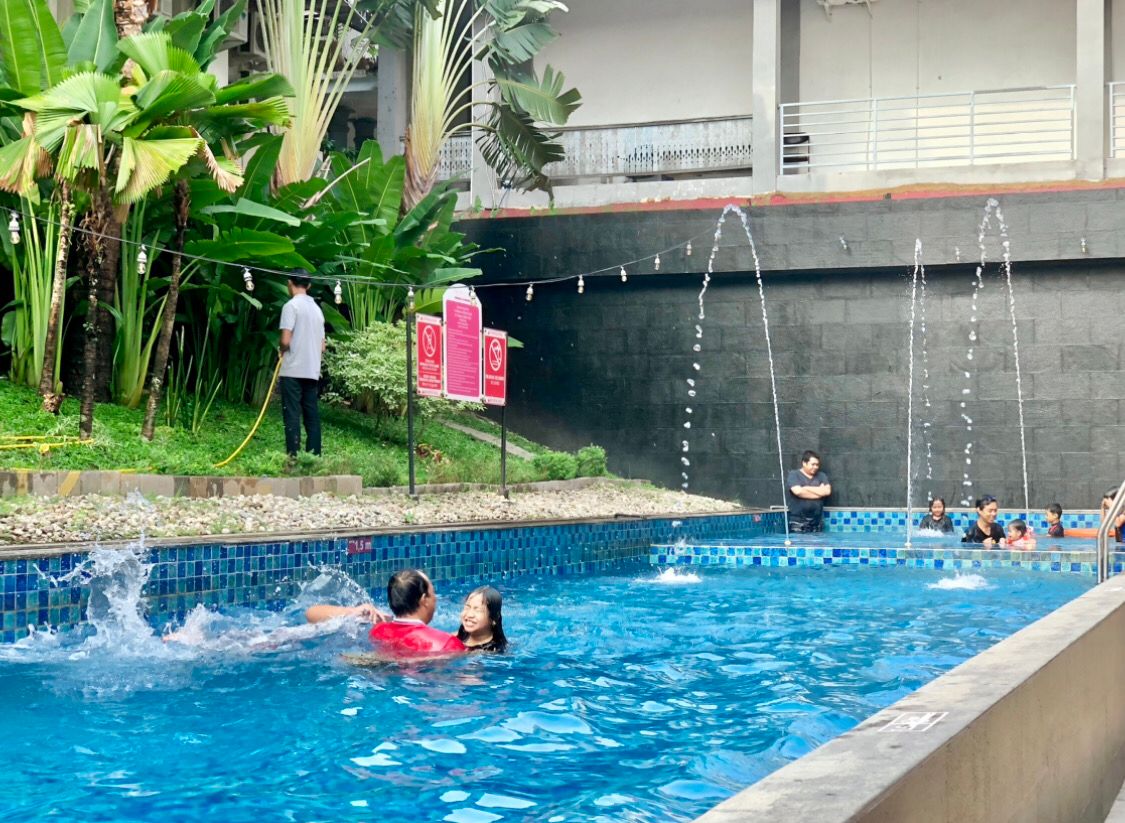 RELAKSASI: Para tamu sedang menikmati fasilitas kolam renang di Fave Hotel Banjarbaru-Banjarmasin.
