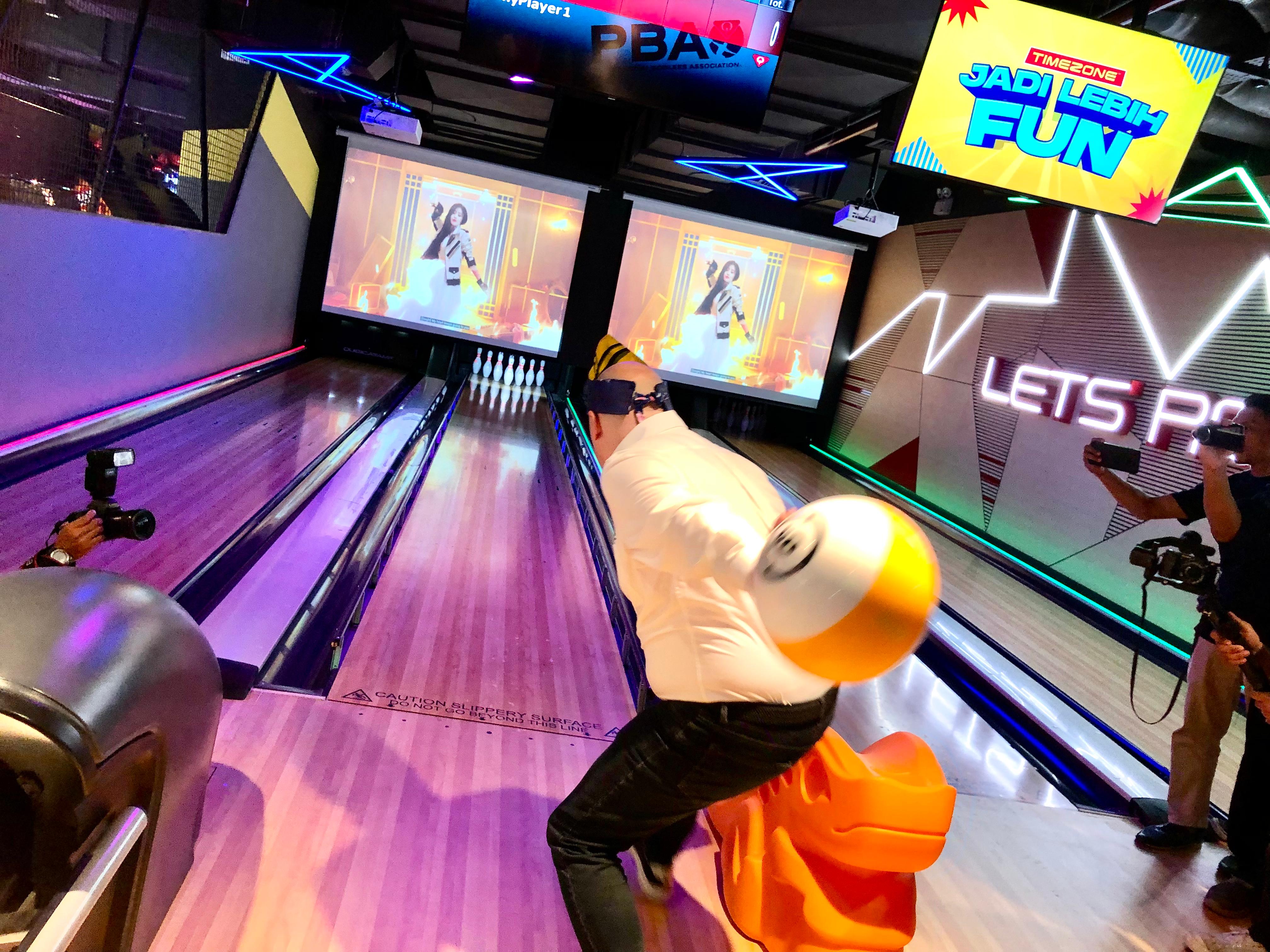 MAIN BOWLING: GM Operations Timezone Indonesia, Lee Rance melemparkan bola bowling saat tur wahana permainan bersama sejumlah media massa.