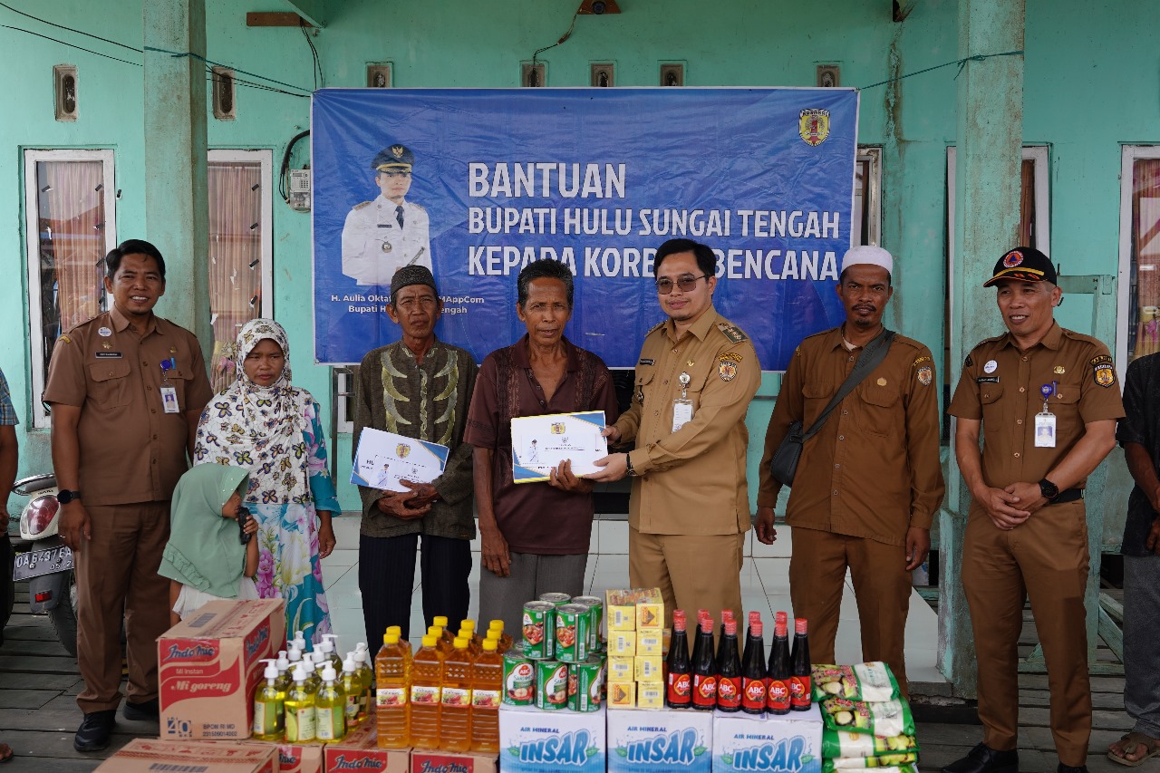 EMPATI: Bupati HST, H Aulia Oktafiandi menyerahkan bantuan kepada warga secara simbolis.