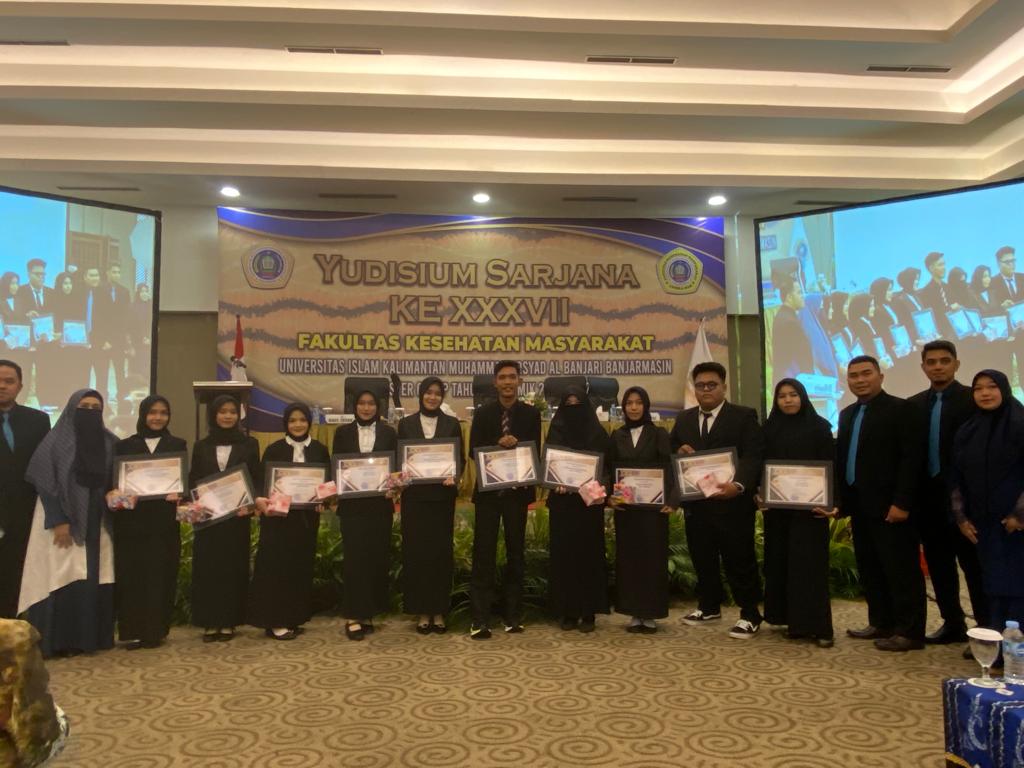 SARJANA: Lulusan terbaik FKM Uniska berfoto bersama dekan dan wakil dekan