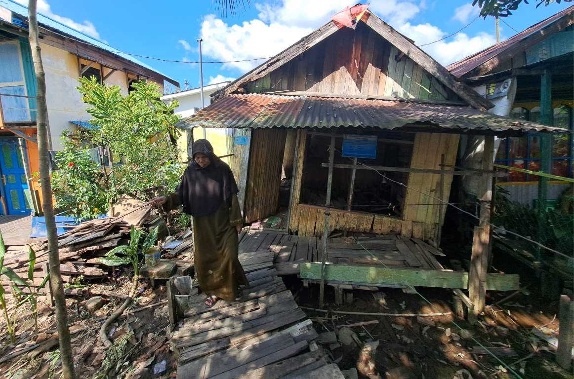 HAMPIR ROBOH: Salah satu rumah tidak layak huni yang menjadi sasaran bedah rumah Dinas Sosial, berada di kawasan Banjarmasin Utara.
