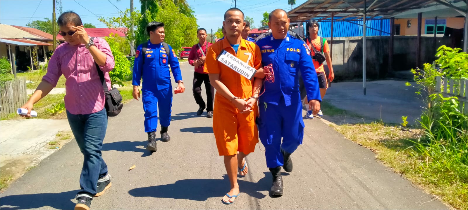 TERDAKWA: Satarudin, ketika menjalani reka ulang adegan kasus sebelum berlanjut proses hukum persidangan.