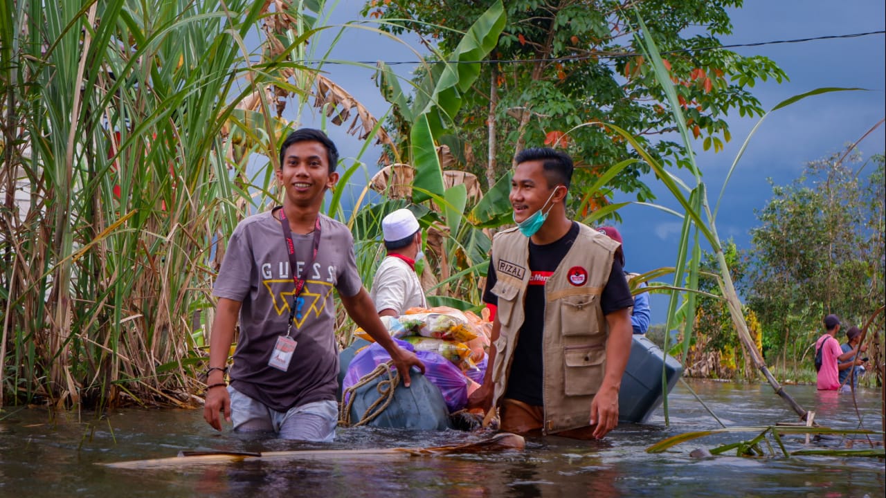 AKSI KEMANUSIAAN: Muhammad Rizali saat membantu korban banjir di Kalsel pada tahun 2021 lalu.