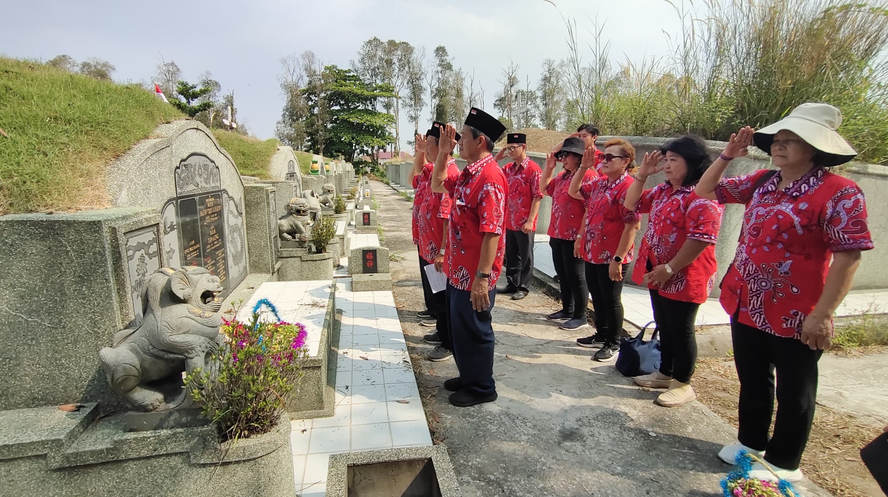 TURUT BERJUANG: Pengurus PSMTI Kalsel beri penghormatan pada makam pejuang dari kalangan Tionghoa di Taman Pemakaman Mulia Sejahtera Km. 21, Banjarbaru.(foto: Bayu Aditya Rahman/Radar Banjarmasin)