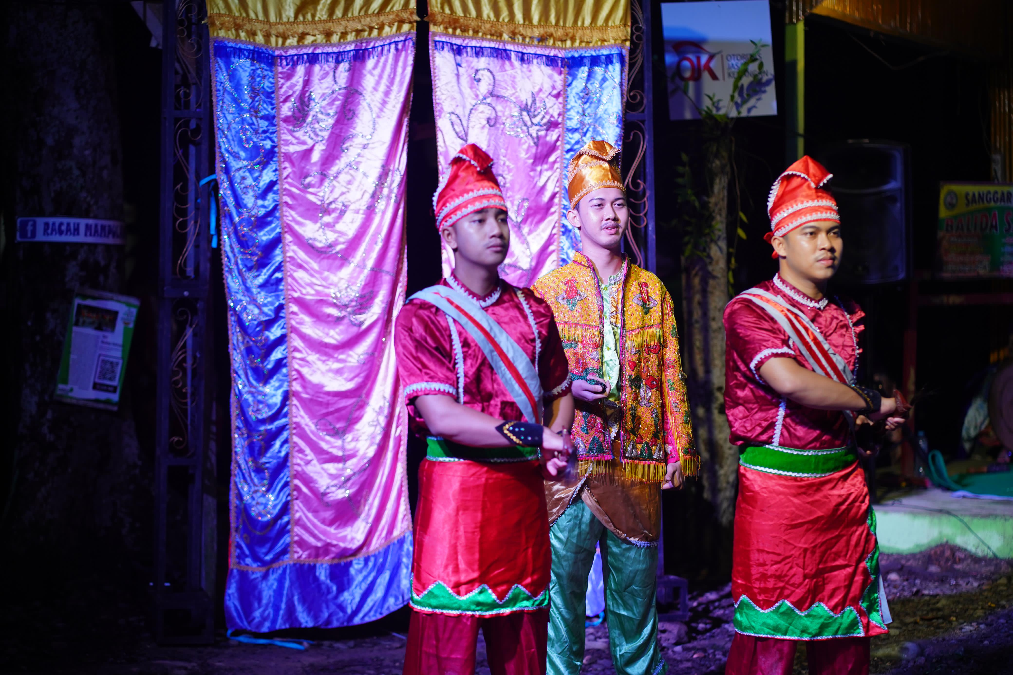 PENTAS: Aktor Sanggar Kariwaya mempertontonkan drama dalam balutan komedi pada pementasan teater tradisi mamanda di Pasar Budaya Rancah Mampulang Balida, Sabtu (11/11) malam.