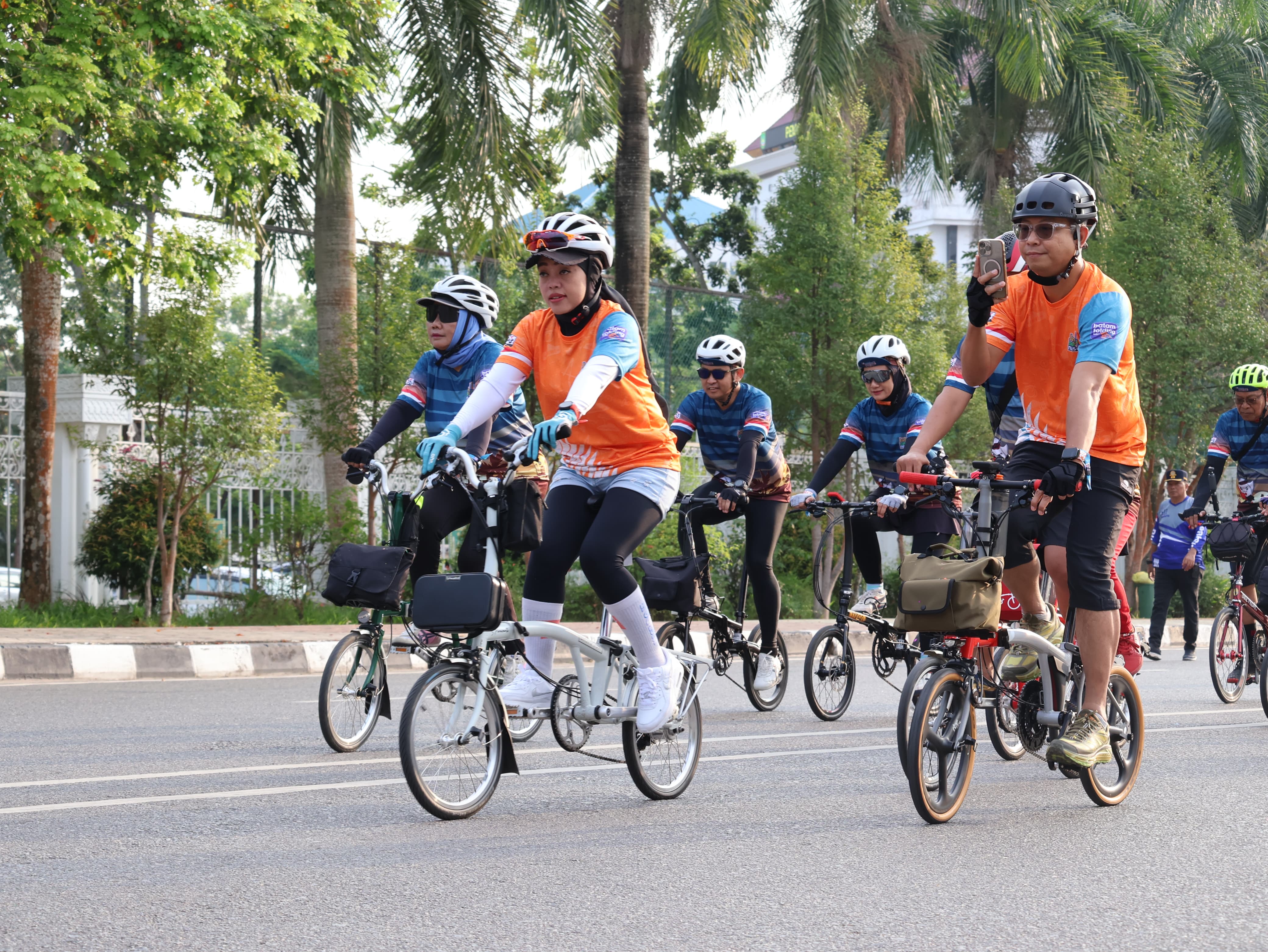 NIKMATI PEMANDANGAN: Para peserta Jamselinas XII Batam 2023 melintasi jalan-jalan Kota Batam.(foto-foto: Odienk/Radar Banjarmasin)