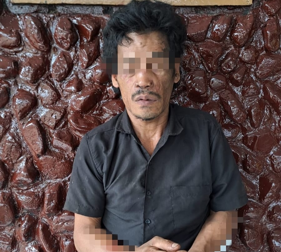DITANGKAP: SM (40) ditangkap polisi karena membawa sajam berupa parang tanpa izin. FOTO: POLRES HST.