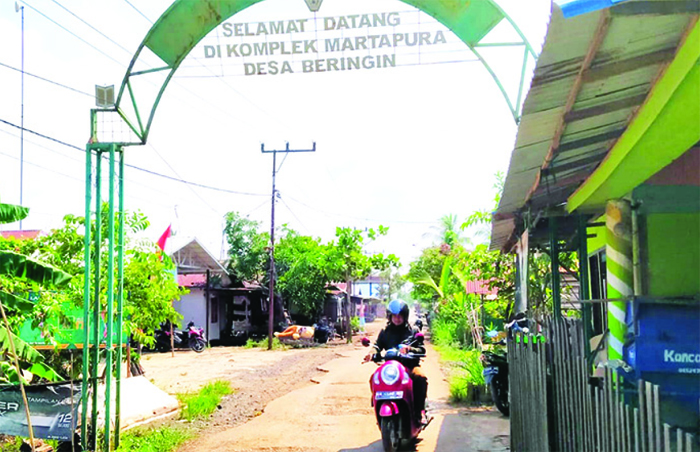 TAHULAH PIAN: Gapura berbahan besi dibangun bertuliskan selamat datang di Martapura Desa Beringin, Batola.