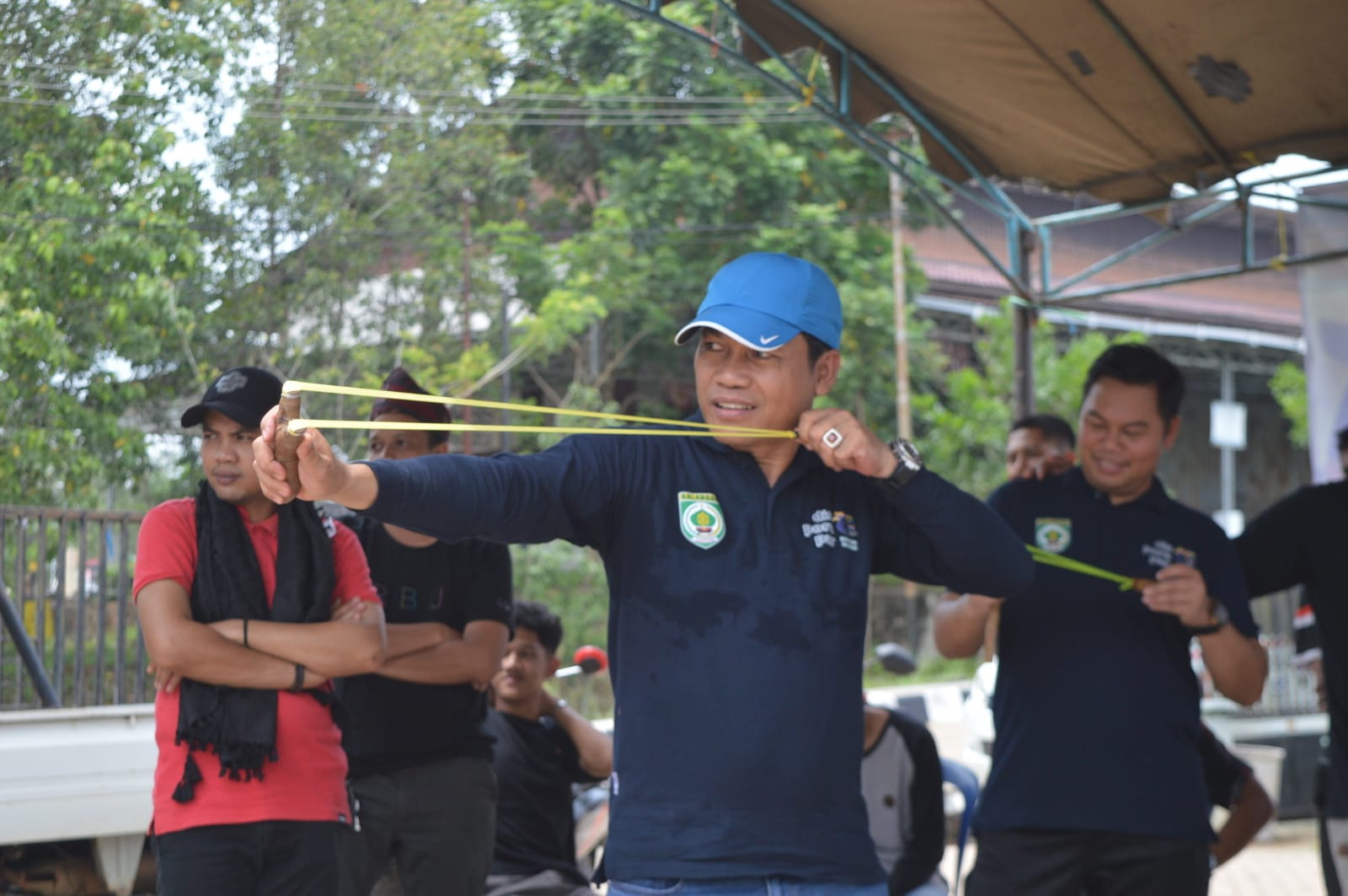 BIDIK: Bupati Balangan, H Abdul Hadi membidik sasaran saat mencoba olahraga tradisional di Ruang Terbuka Hijau (RTH) Disporapar Balangan, Minggu (12/11)