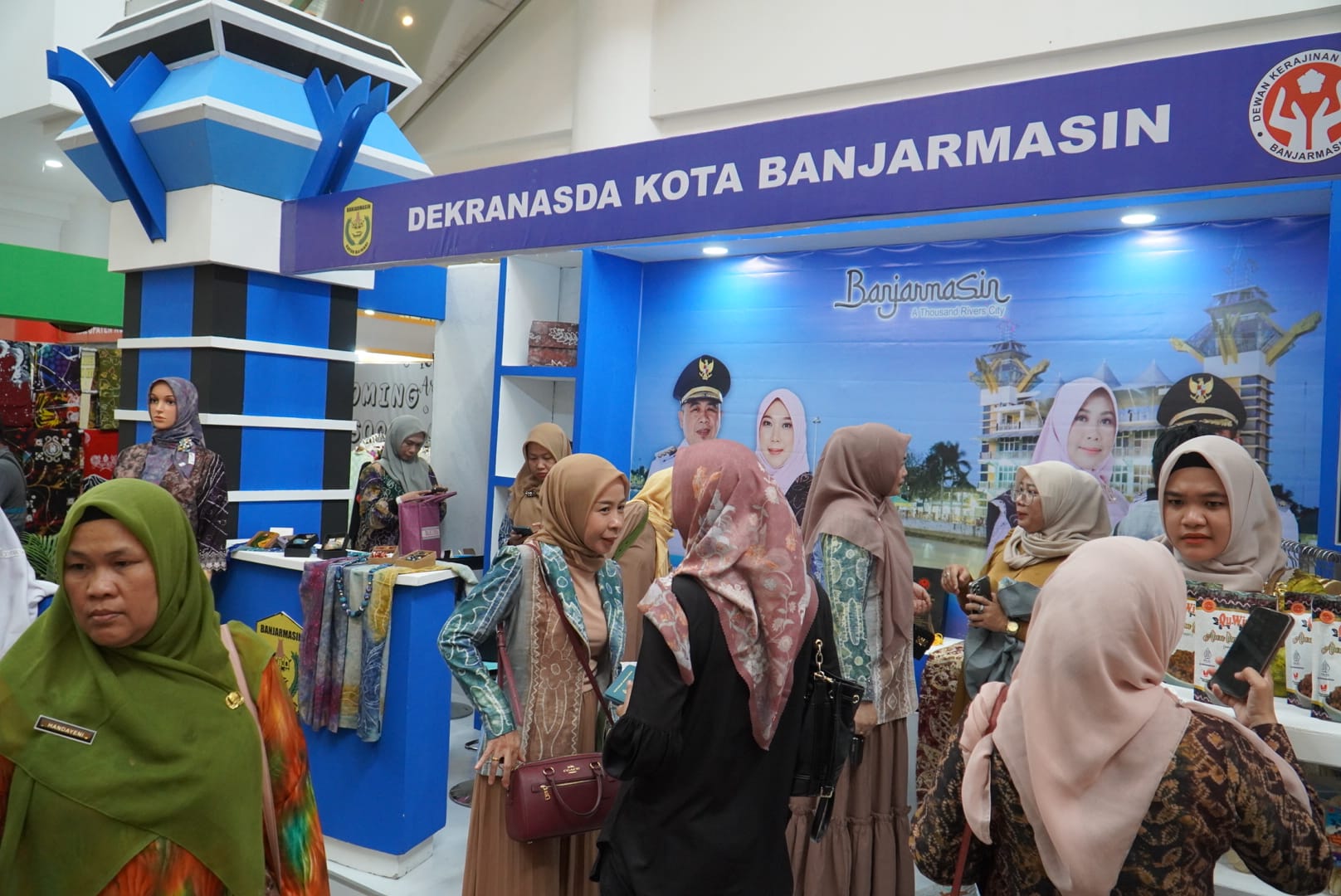 RAMAI: Suasana stan Dekranasda Kota Banjarmasin di Venue Mega Mall Batam. Menampilkan beraneka produk UMKM khas Kota Seribu Sungai.