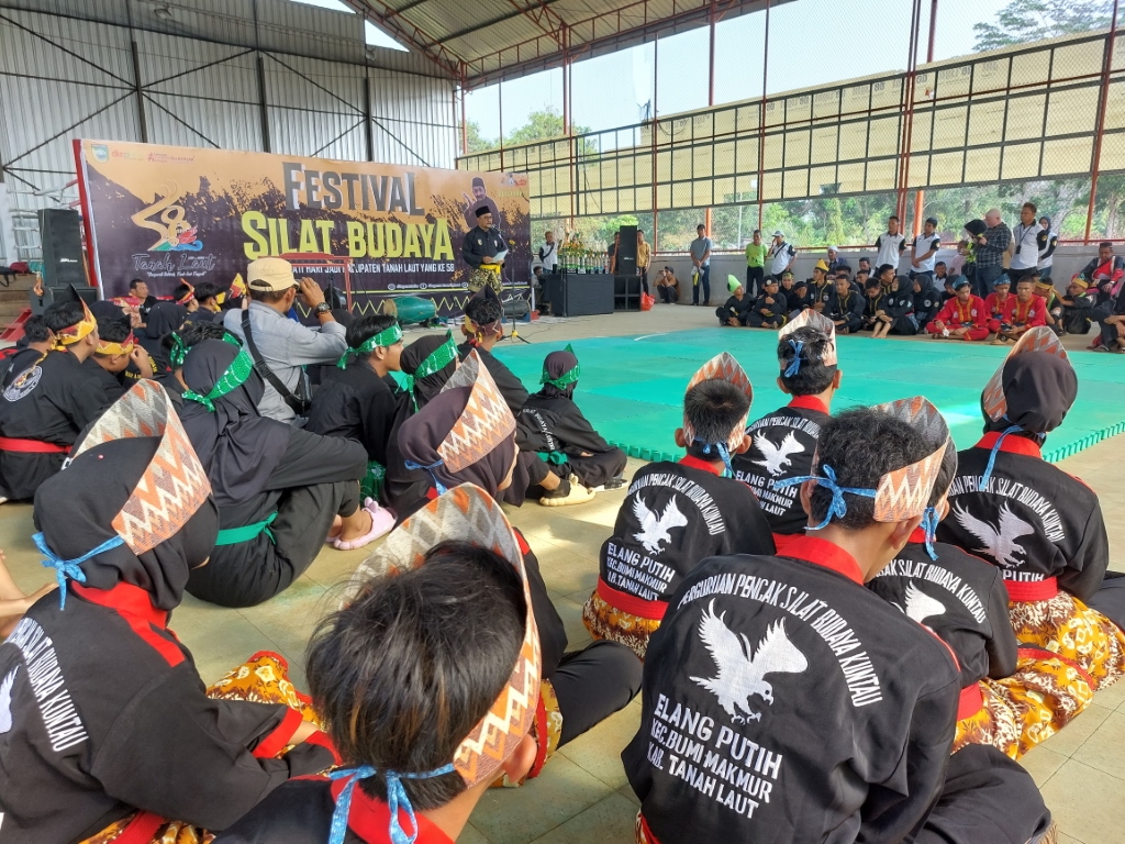 BERSAING : Pj Bupati Tala H Syamsir Rahman saat membuka Festival Silat Budaya 2023 di Sport Center RTH Kijang Mas Pelaihari.