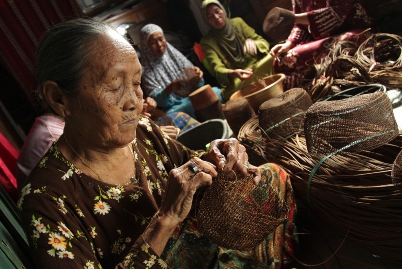 BUAT KOPIAH: Para perajin kopiah jangang saat membuat kerajinan ini.