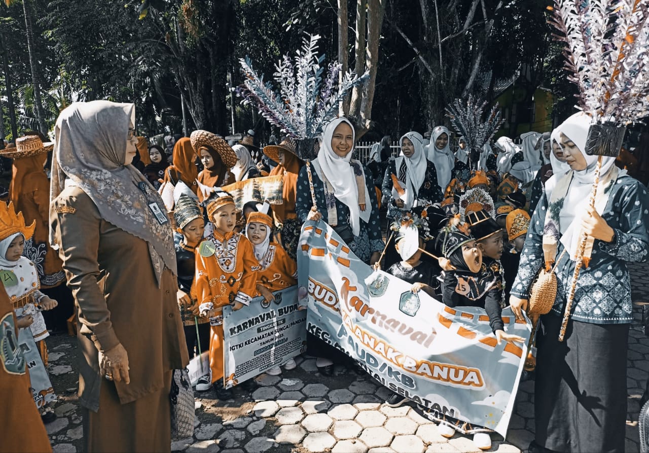 Anak dari TK dan kelompok bermain di Kabupaten HSU, ikut pawai budaya di Kompleks Candi Agung, Selasa (14/11).
