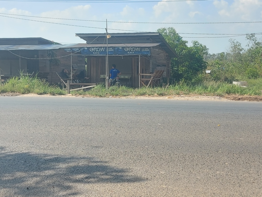 TIBA DI LOKASI: Petugas Satpol PP Banjarbaru tiba di depan warung jablay Jalan Trikora, Kelurahan Landasan Ulin Tengah, Kecamatan Liang Anggang.