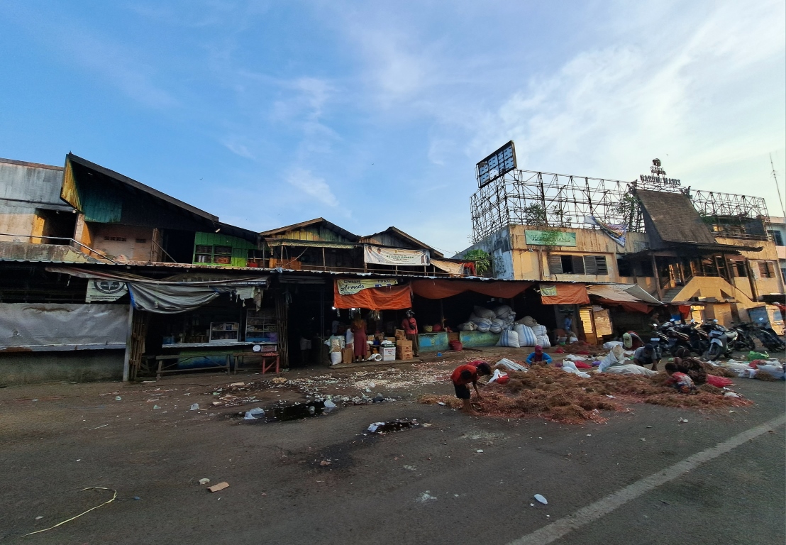 KUMUH: Tumpukan sampah pasar tak jauh dari Harum Manis.