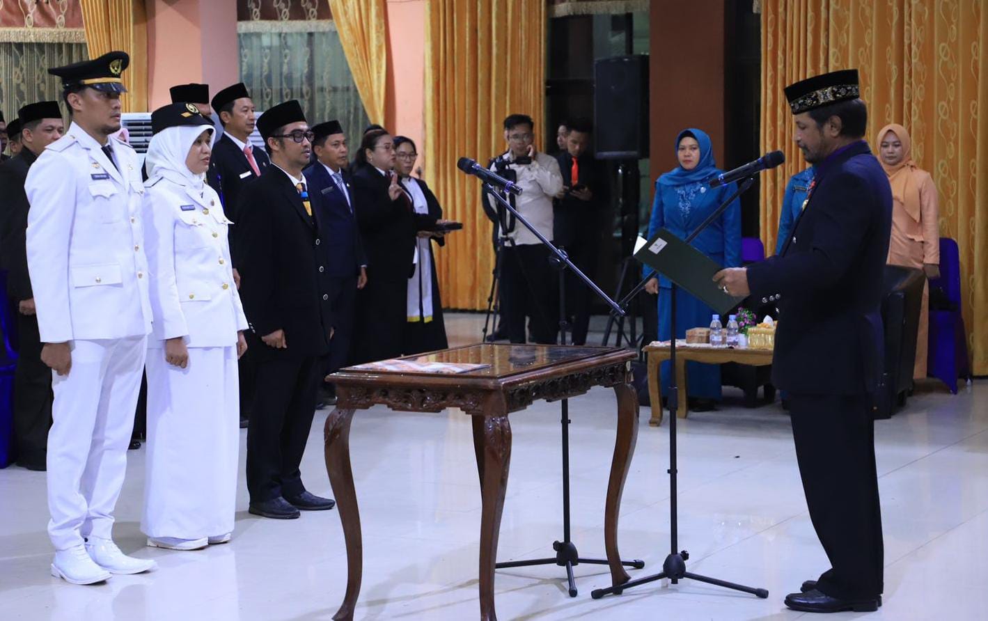 Pj Bupati HSU Zakly Aswan, lantik pejabat administrator dan pengawas di Aula Dr KH Idham Chalid, Selasa (14/11) malam.