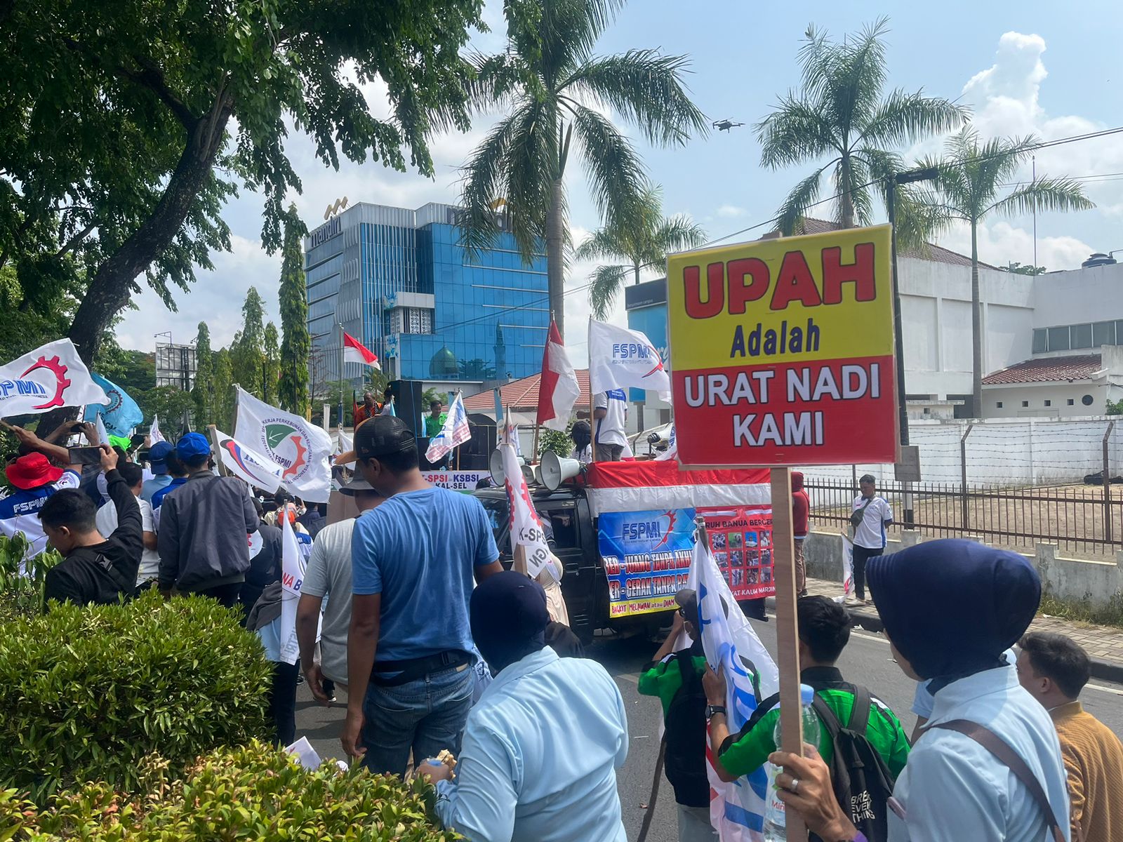 TUNTUT KENAIKAN UPAH: Presidium Aliansi PBB Kalsel, Yoeyoen Indharto, meminta bertemu Gubernur Kalsel Paman Birin untuk menyuarakan kenaikan upah.