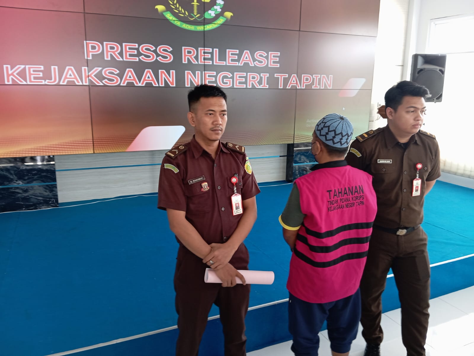 KONFERENSI PERS: Tersangka saat dihadirkan konferensi pers yang dipimpin langsung oleh Kepala Kejari Tapin.