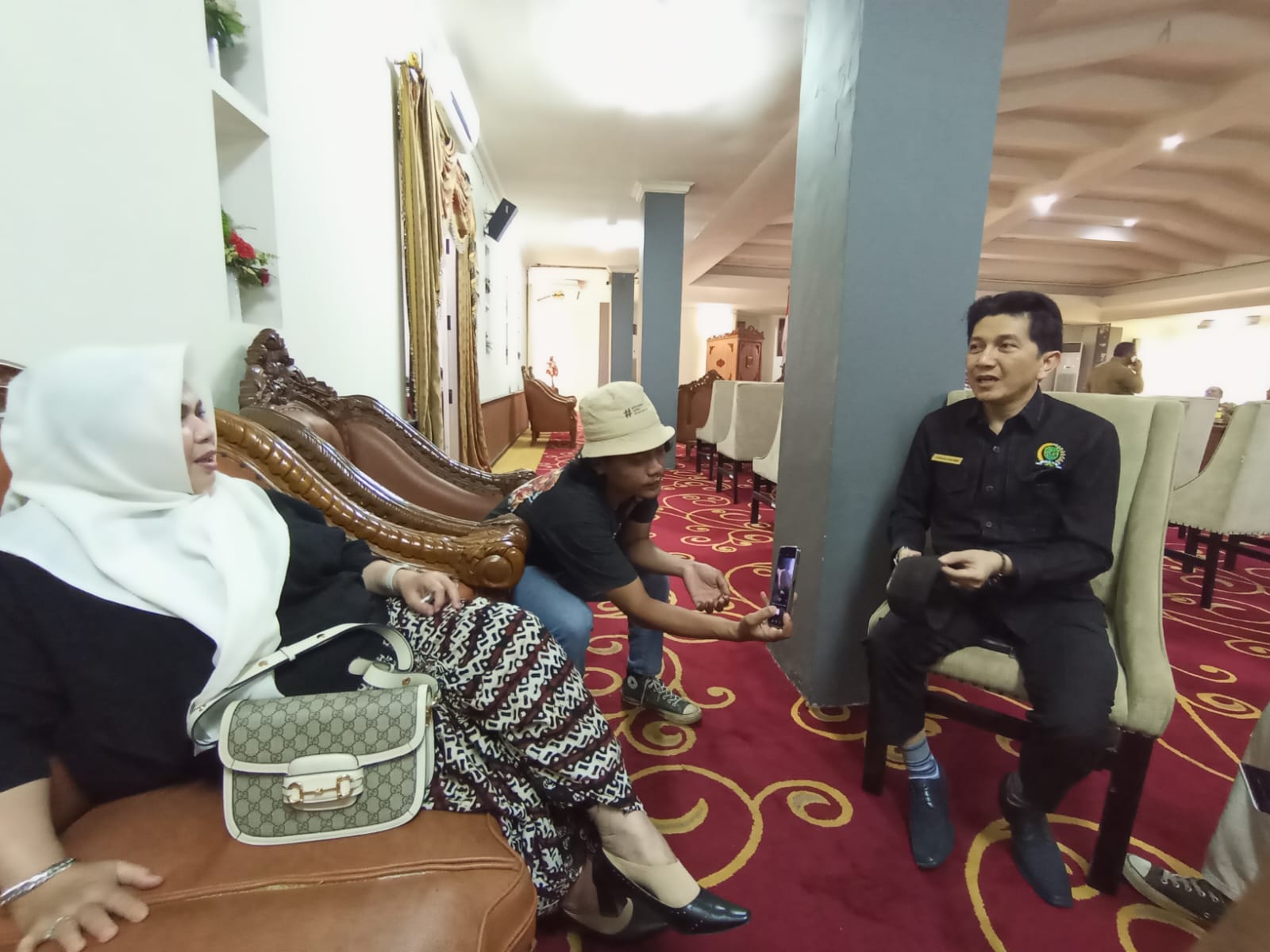 WAWANCARA: Wakil Ketua DPRD Tapin Herny Mustika bersama anggota Komisi II DPRD Tapin Ikhwanudin Husin siap mendukung wajib kupiah jangang.