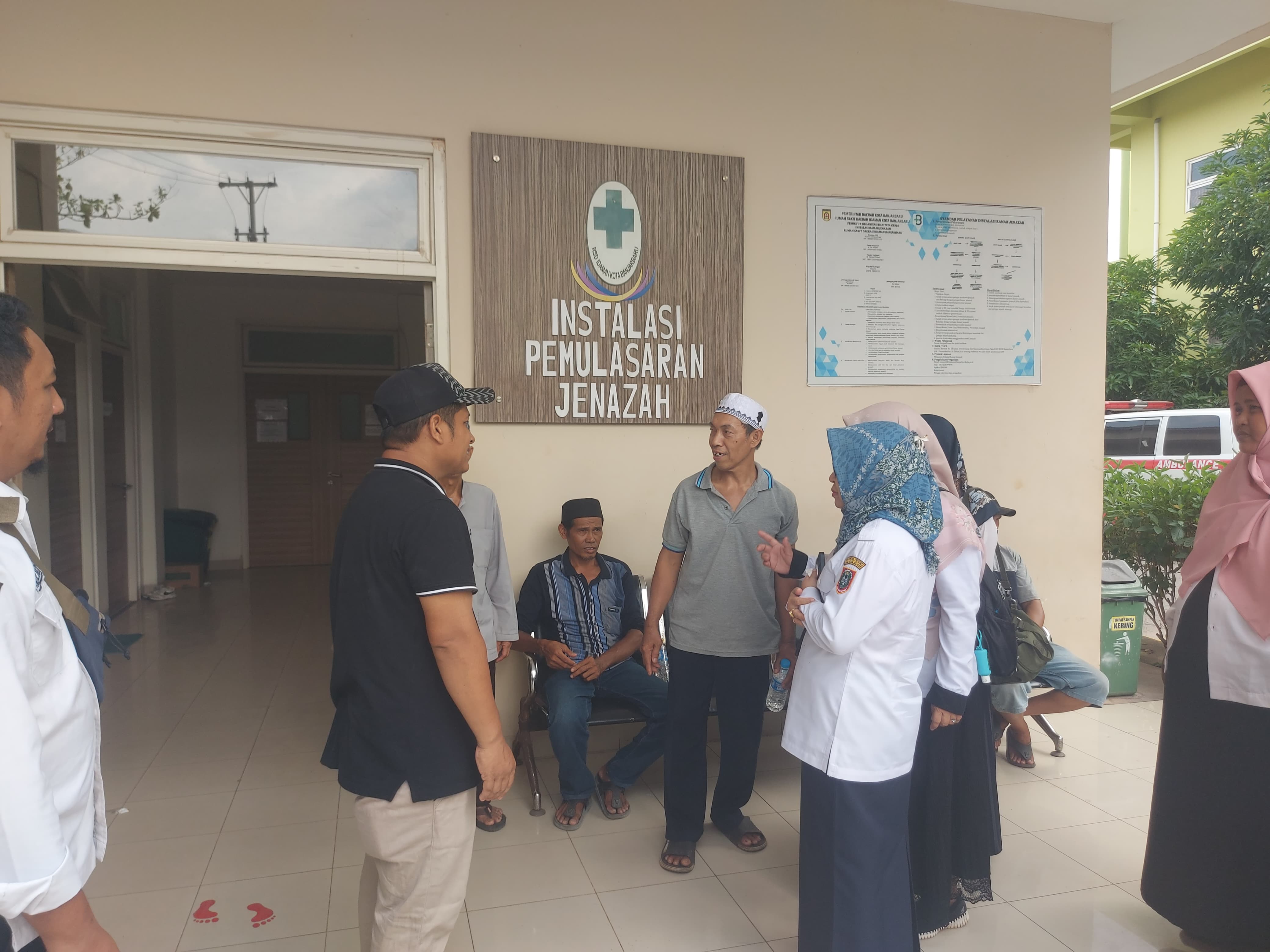 MEMBESUK : Rombongan guru SMA Negeri 1 Karang Intan, Martapura membesuk kedua siswinya di Kamar Pemulasaran Jenazah RSD Idaman Banjarbaru pada Rabu (15/11) sore