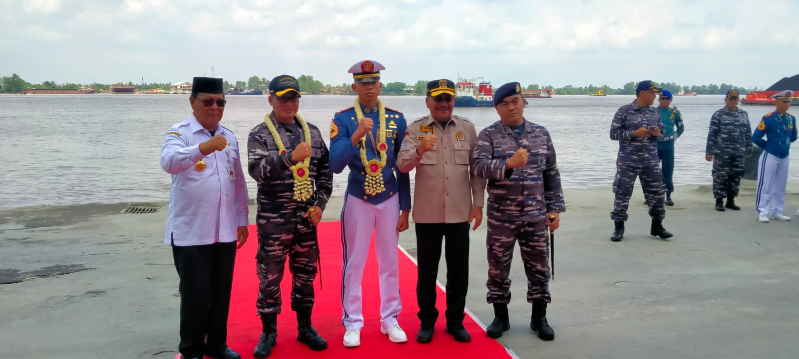 PENYAMBUTAN: Gubernur Kalsel H Sahbirin Noor bersama Danlanal Banjarmasin Kol Agus Setyawan berfoto bersama bersama dengan komandan KRI Makassar-590 dan Taruna AAL.