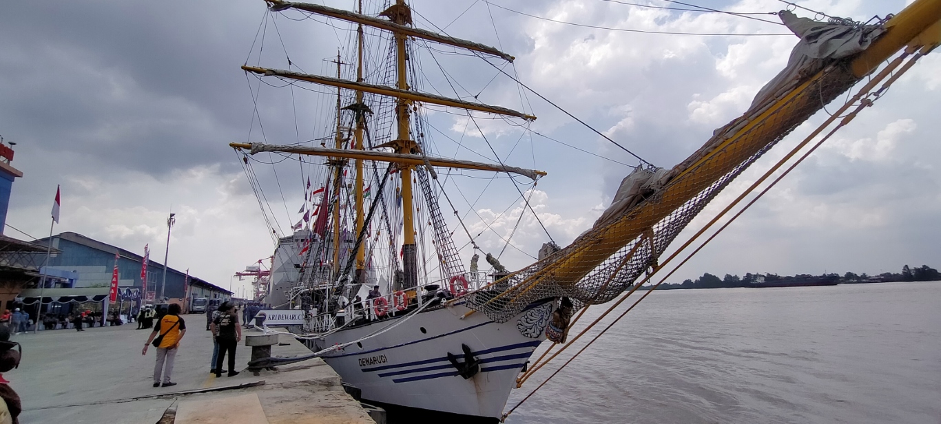 KAPAL LEGENDARIS: Selama tiga hari KRI Dewaruci dan KRI Makassar-590 bersandar di Pelabuhan Trisakti.