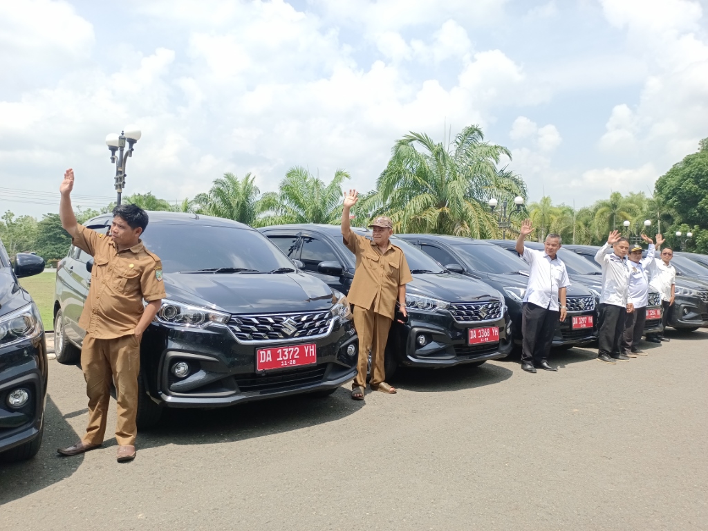 &nbsp;SERAHKAN: Bupati Balangan Abdul Hadi menyerahkan kunci mobil operasional secara simbolis untuk 151 kepala desa di wilayahnya.