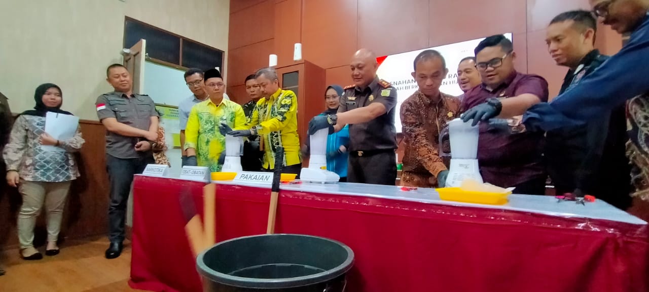 PEMUSNAHAN: Barang bukti narkotika jenis sabu-sabu dan obat keras dimusnahkan Kejaksaan Negeri Batola dengan cara diblender, Kamis (16/11) di Marabahan.