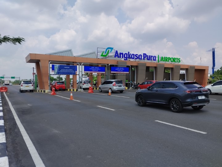 LEWAT GERBANG: Parkir Bandara Syamsudin Noor sudah menerapkan cashless untuk pengunjung sejak Rabu (15/11) tadi.