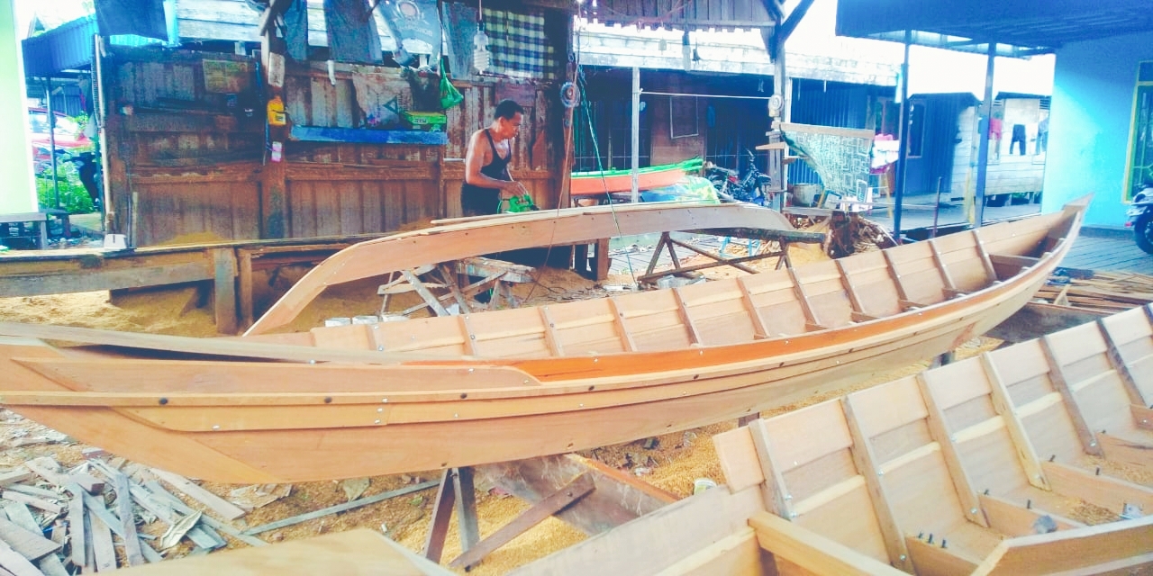 TAHULAH PIAN: Warga desa ini di HSU tidak hanya memproduksi mebel aluminium, juga jukung ulin