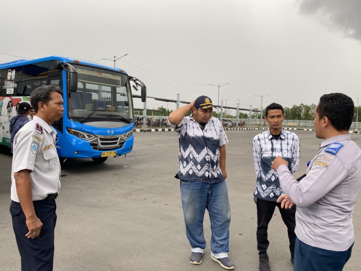 UJI COBA DULU: Bus Kemenhub sedang disiapkan melayani dua rute baru angkutan perkotaan di Banjarbaru.