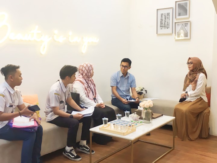 PERIKSA: Petugas DLH Kota Banjarbaru memeriksa berkas pengelolaan limbah salah satu klinik kecantikan di Kota Banjarbaru