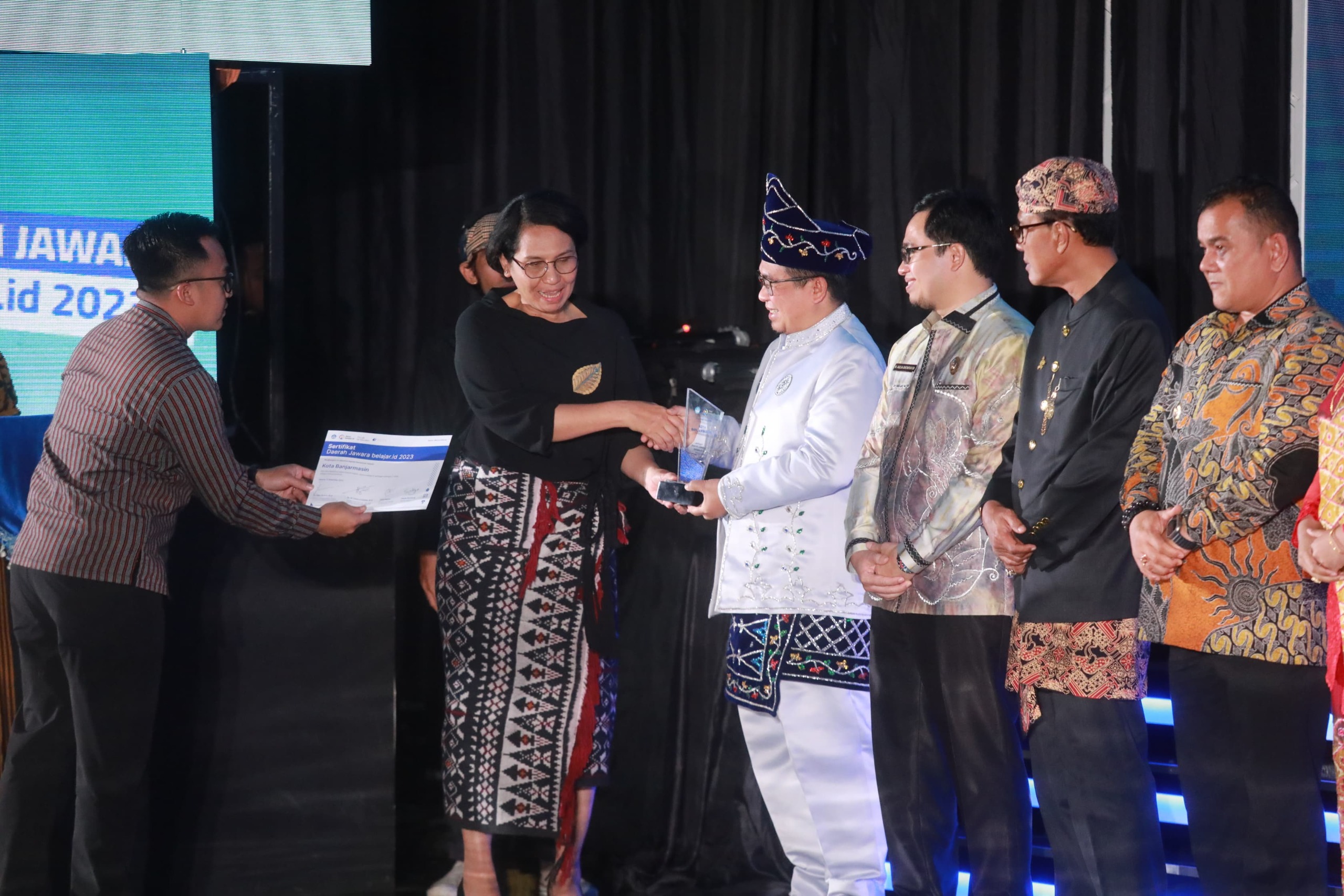 Sekjen Kemendikbudristek, Surharti menyerahkan plakat penghargaan Daerah Jawara Belajar.id 2023 kepada Wali Kota Banjarmasin Ibnu Sina.