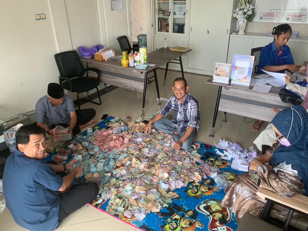 Pengurus Sekretariat Masjid Hasanuddin Madjedie menghitung sumbangan umat muslim Kalsel yang terkumpul lewat Tablig Akbar untuk Palestina.