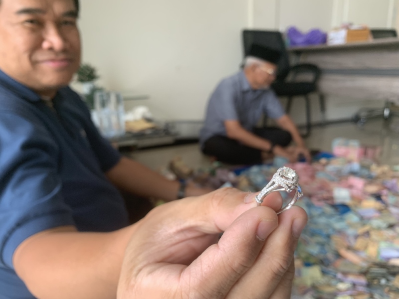 ADA CINCIN: Anggota Sekretariat Masjid Hasanuddin Madjedie Banjarmasin sedang menghitung uang kemarin (20/11), hasil penggalangan dana untuk Palestina yang digelar sehari sebelumnya.