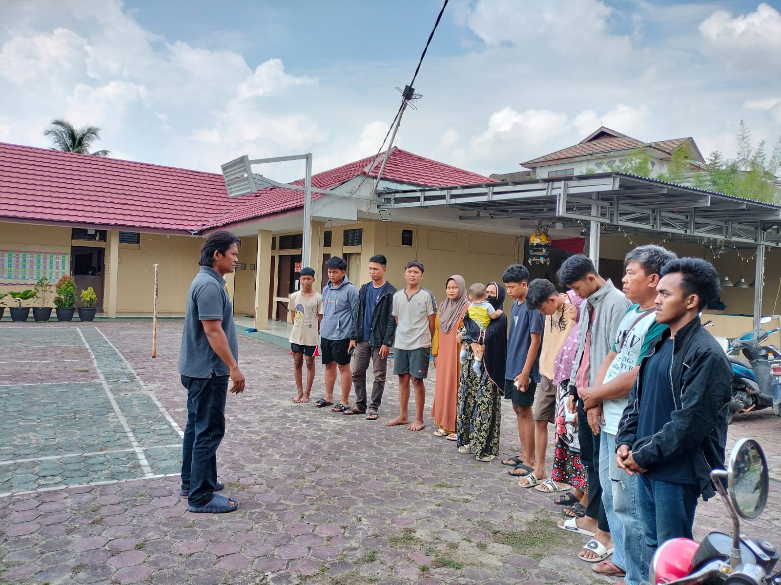 SEBELUM DIPULANGKAN: Rencana ketujuh remaja ini untuk tawuran, malah berakhir dengan pemeriksaan di mapolsek.