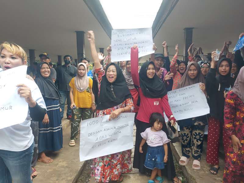 KECEWA: Demo ratusan warga menuntut Kepala Desa Mandiangin Timur, Kecamatan Karang Intan, Kabupaten Banjar, Senin (20/11) siang.