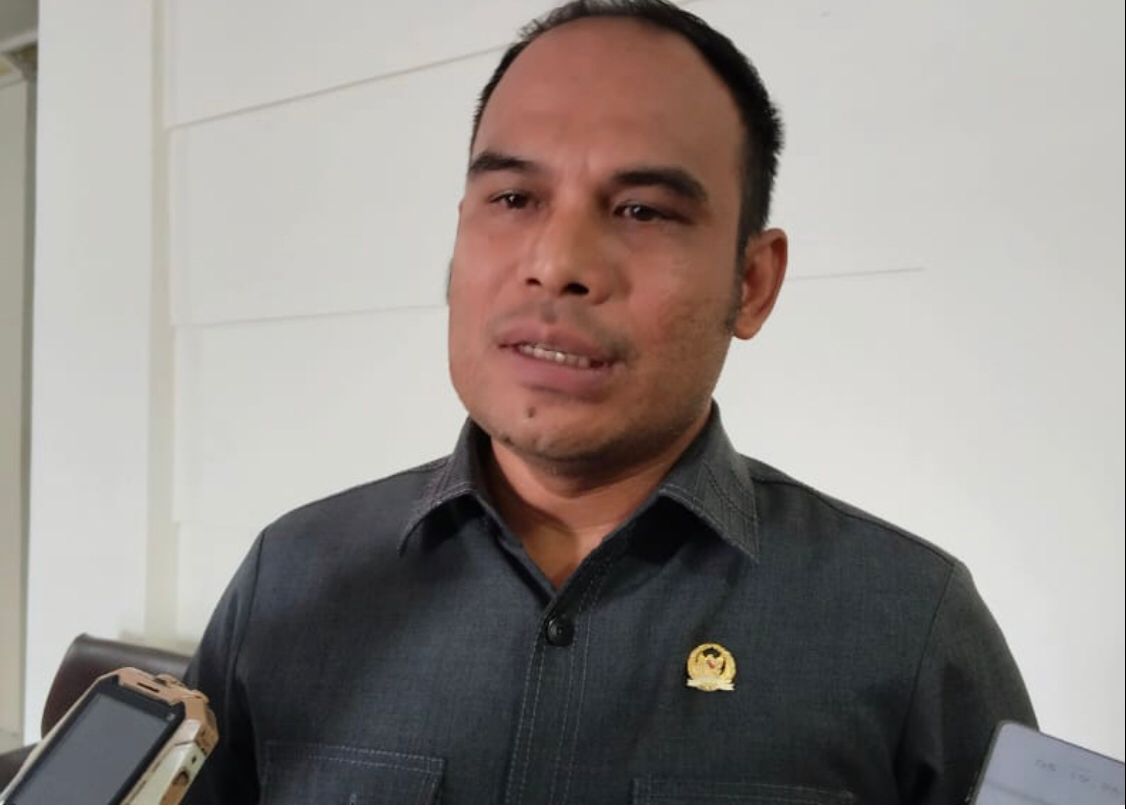 KECEWA: Syairi Ketua DPRD Kotabaru saat memberikan keterangan dihadapan wartawan.