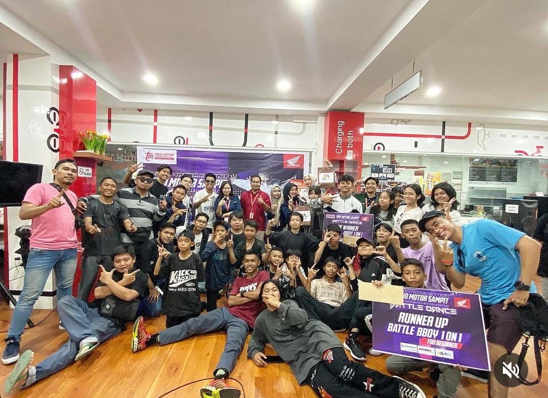 DANCE: Kegiatan Dance Competition di salah satu showroom dealer resmi Trio Motor