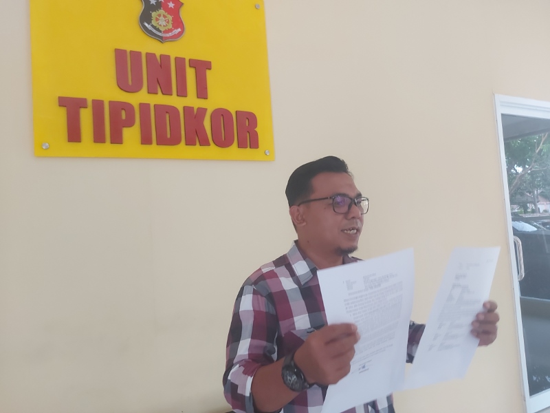 MELAPOR: Perwakilan warga, Badrudinsyah melaporkan Kepala Desa Desa Mandiangin Timur Sairi ke Unit Tipidkor Polres Banjar.
